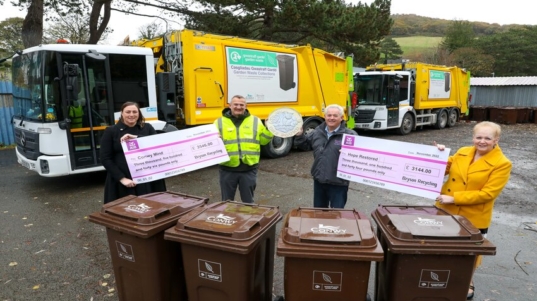 Bryson Recycling
Mochdre Recycling Centre
Conwy MIND and Hope Restored have benefitted from fthe “Recycling Rewards” campaign
£1 is  donated to charity for every tonne recycled
PIctured :  Suzanne Evanson, Conwy MIND, Jim Espley  Mochdre Recycling Centre Waste Manager,: Mark Ellis,  Bryson Community Engagement Manager and Brenda Fogg, Hope Restored